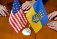 USA and Ukraine flags on a table