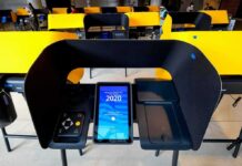 Voting booth with touchscreen ballot machine